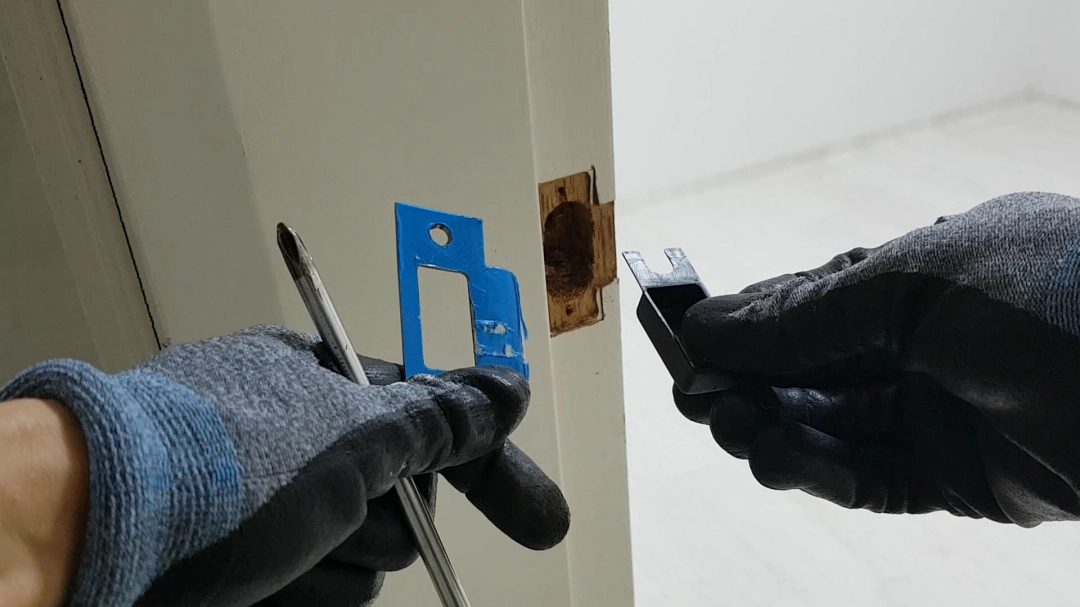 문틀 고정 부품 뗀 모습