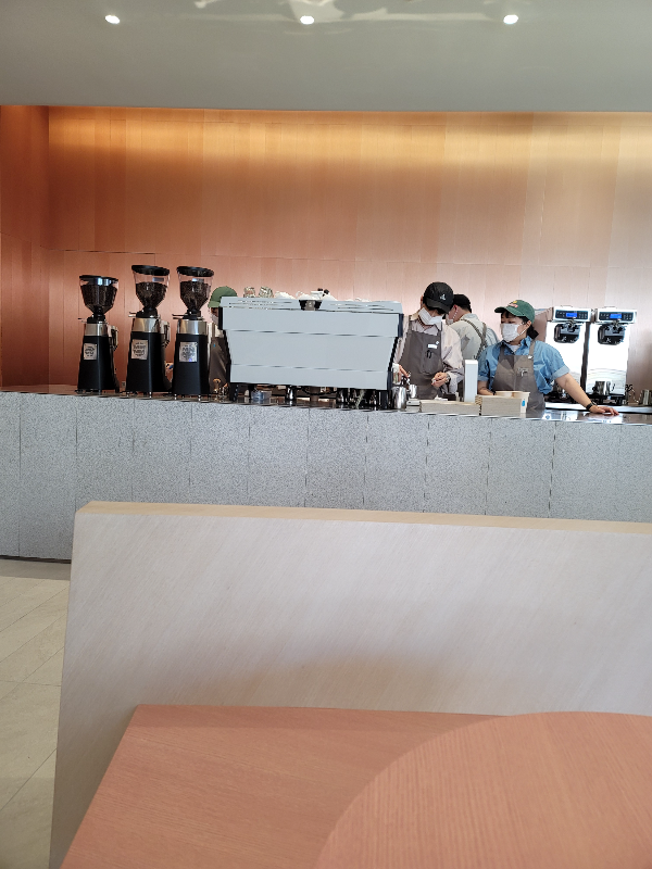 블루보틀 매장에서 커피를 내리는 모습