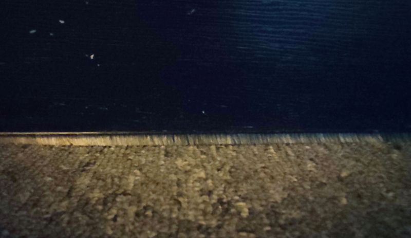 중문 아래쪽에 모헤어를 부착하여 바닥과 만나게함