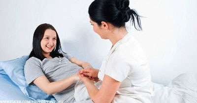 누워있는-환자를-보살피는-간병인