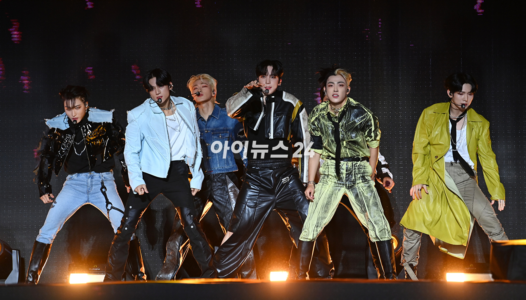 그룹 에이티즈가 28일 오후 서울 광진구 군자동 세종대학교 대양홀에서 열린 신보 '더 월드 에피소드 1 : 무브먼트(THE WORLD EP.1 : MOVEMENT)' 발매 기념 쇼케이스에서 포즈를 취하고 있다. [사진=김성진 기자]