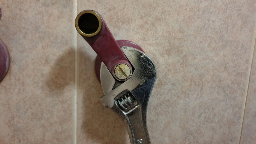 샤워기 배관 분리하는 모습