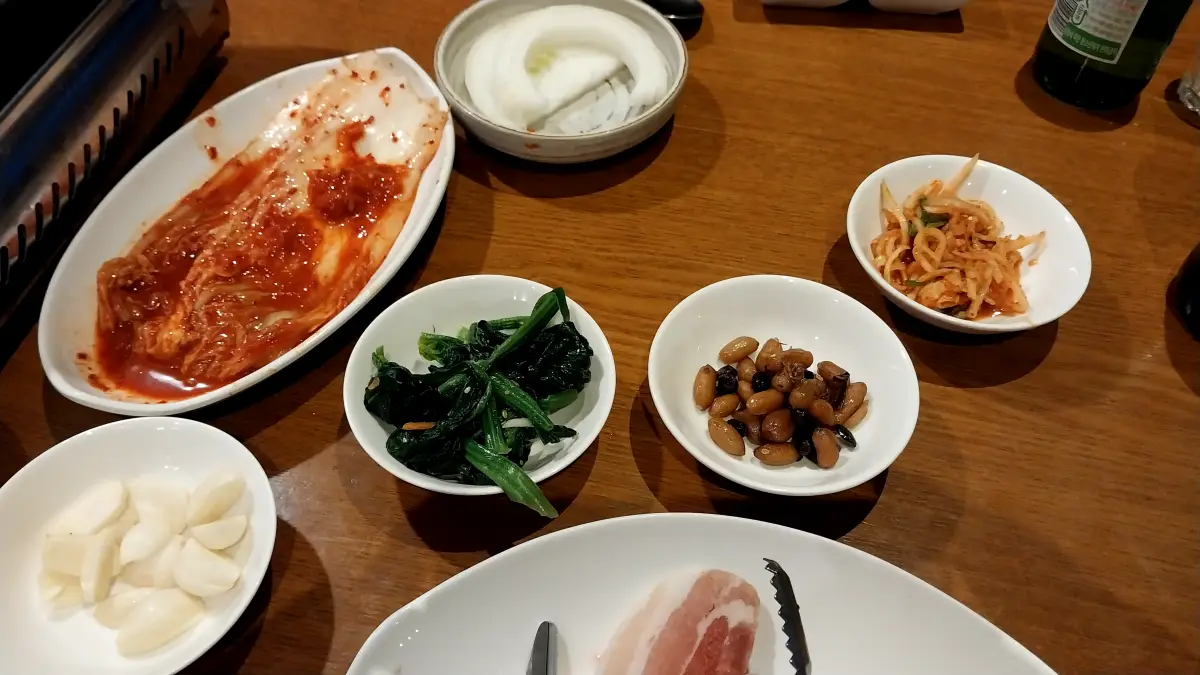 힐하우스호텔-저녁-삼겹살-메뉴반찬