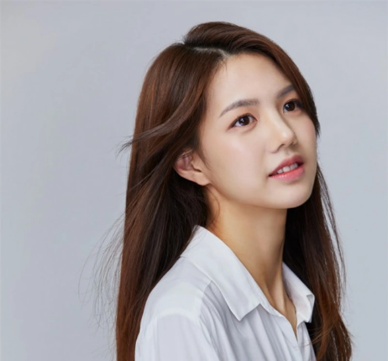 흰셔츠에 갈색 긴 머리를 하고 있는 배우 진가현