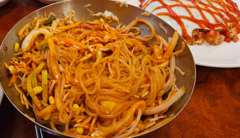 매콤달콤한 양념이 특징이며, 돈까스와 함께 곁들여 먹기 좋은 음식 쫄면