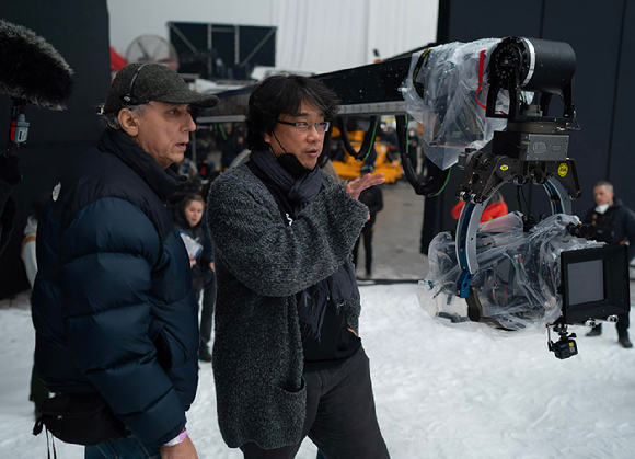 봉준호 감독과 다리우스 콘지 촬영 감독이 &#39;미키 17&#39; 촬영 현장에서 대화를 나누고 있다. [사진=워너브러더스 코리아㈜]
