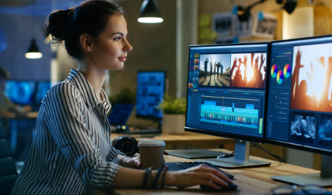 사진2- 사진1- 부캐로 부업하는 Z 세대, 컴퓨터 앞에서 영상 작업중인 사람 이미지