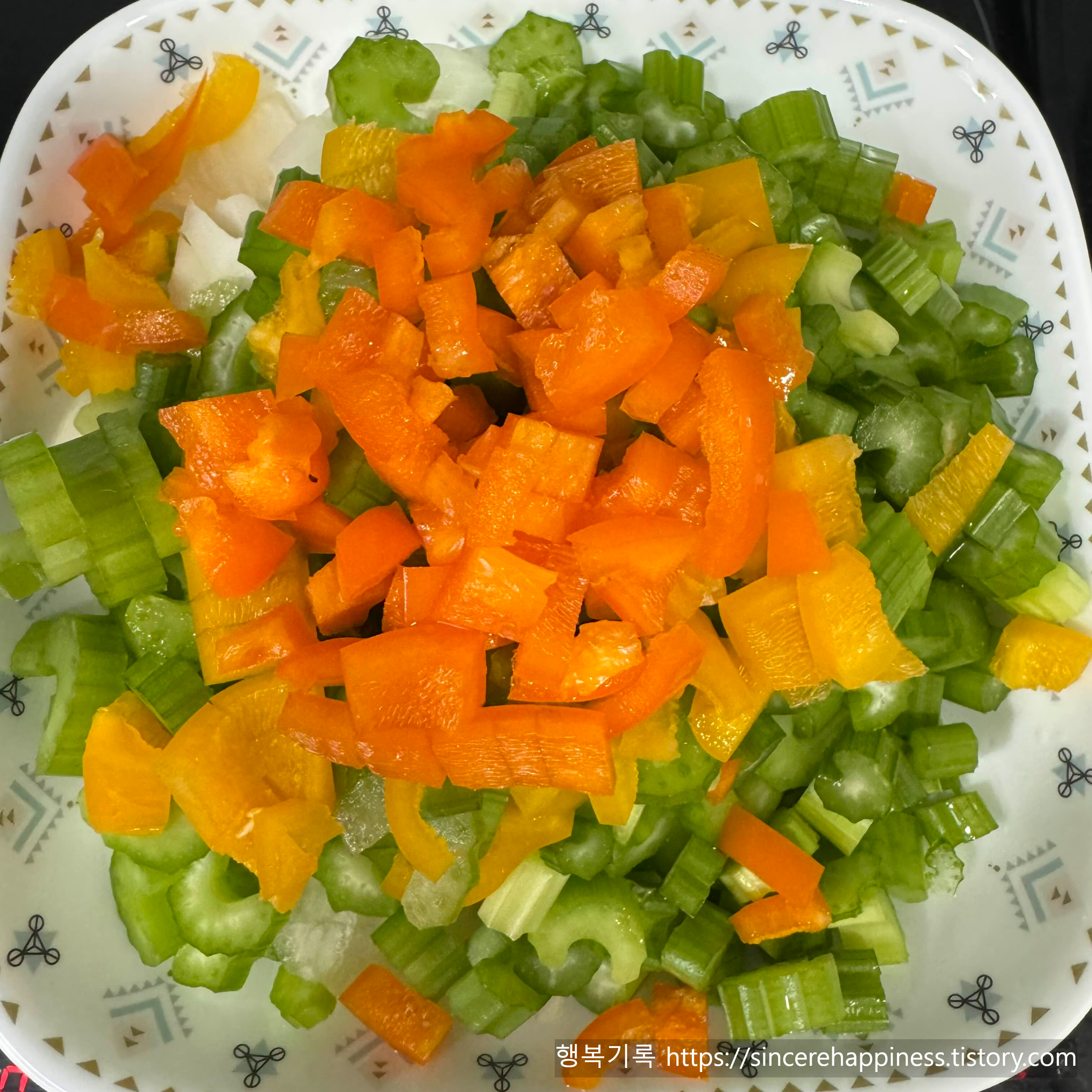 토마토 라구소스 만들기 첫 단계인 양파와 샐러리 등 야채 다지기