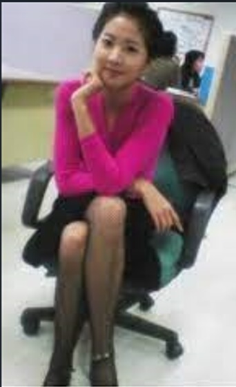 의자에 앉아 검은스타킹에 다리 꼬며 미소 짓는 현직 시절 추정