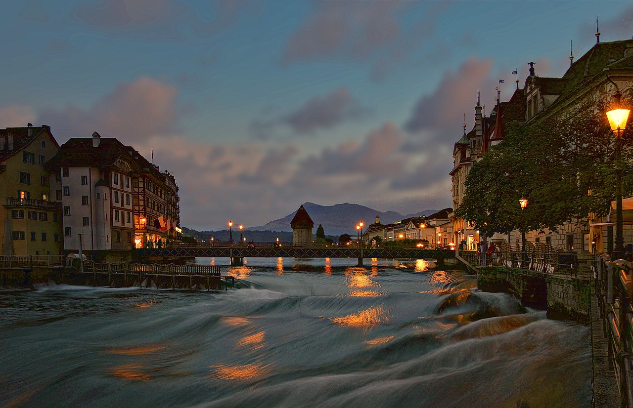 루체른 호수와 카펠교의 야경