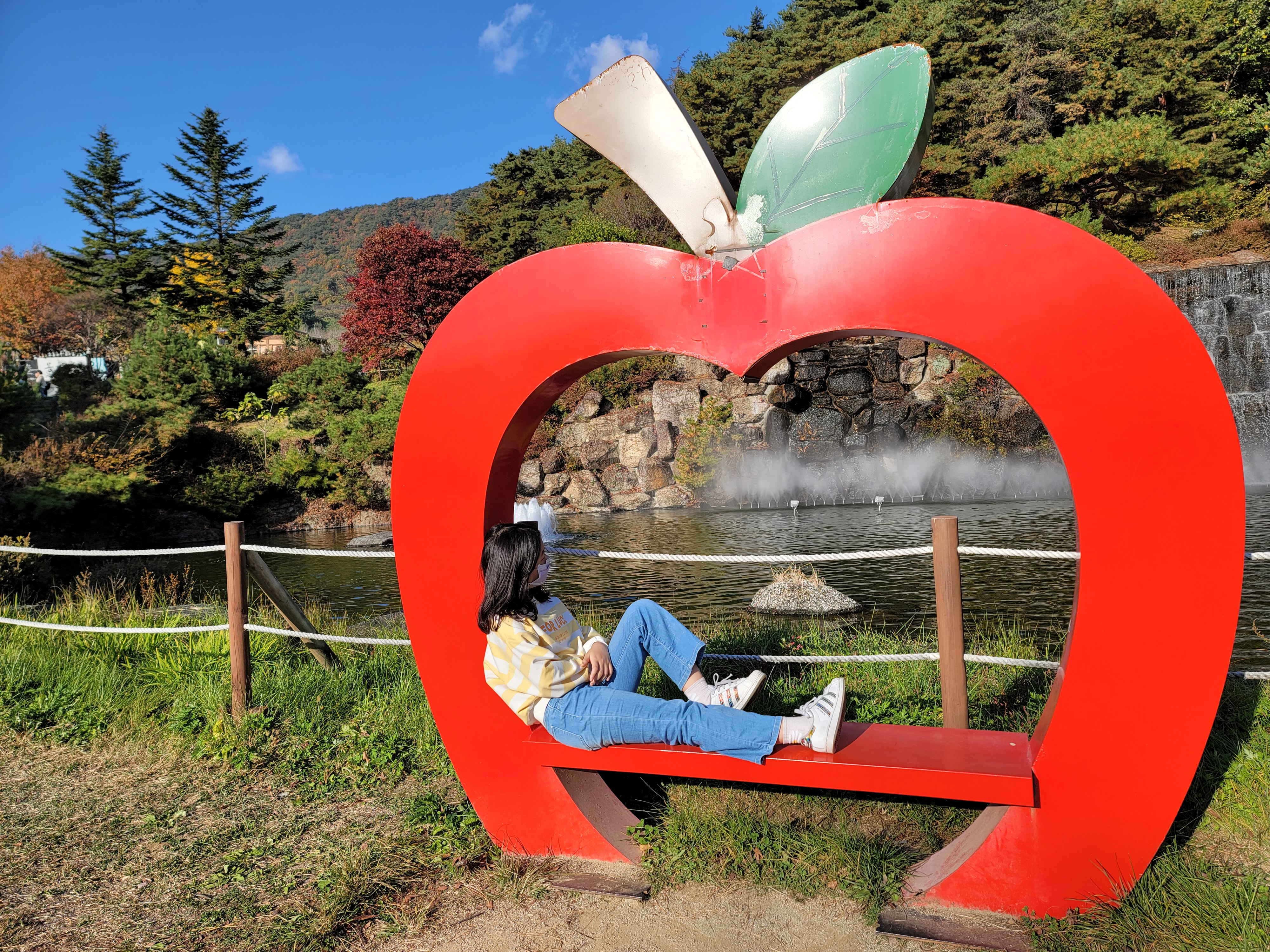 부석사 후문 폭포에서