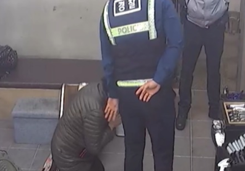 이대 판다헤어 사장 앞에서 70대 할머니가 무릎을 꿇고 있는 사진