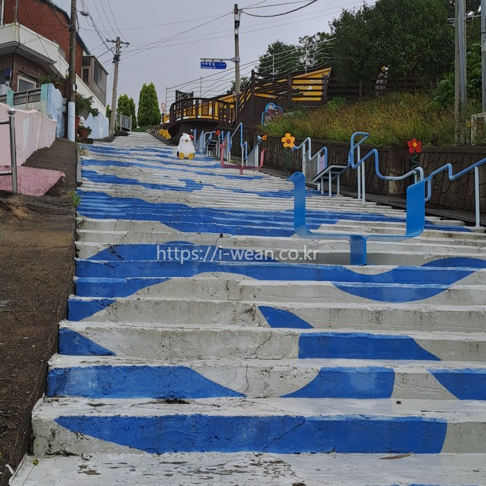 계단위에 동백이 마스코트가 있습니다.