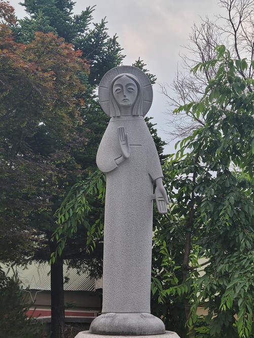 죽림동 주교좌성당 성전 오른편에 있는 예수성심상. 최종태 요셉 선생님의 작품입니다.