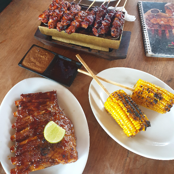 폭립과 꼬치구이 그리고 옥수수 구이. 양념도 보인다.