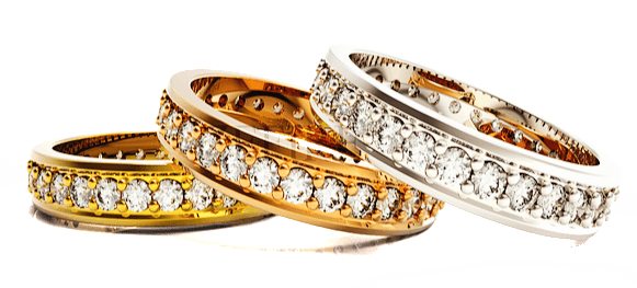 금반지 2개와 백금 반지 1개가 나란히 겹쳐있다. 빛나는 큐빅들이 엄청 박혀있는 반지다.