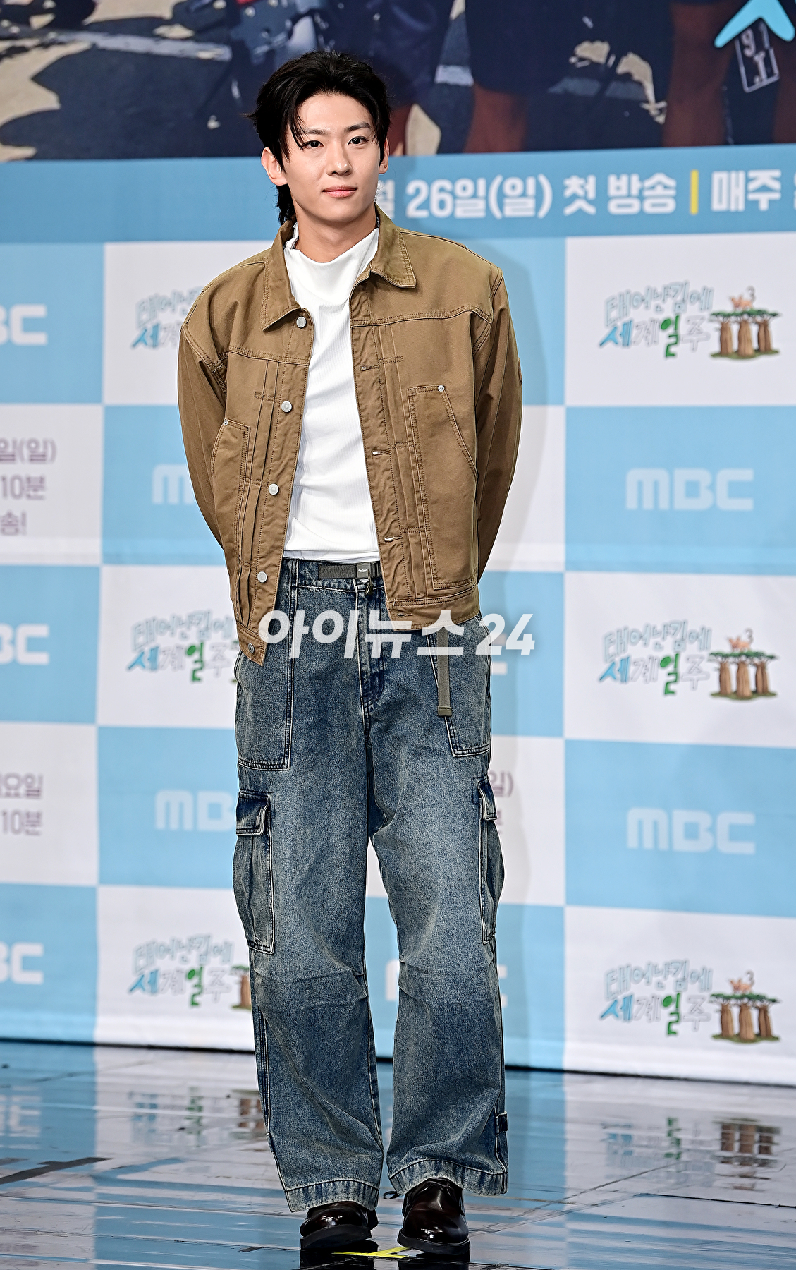 방송인 덱스가 23일 오후 서울 마포구 MBC 골든마우스홀에서 열린 MBC 예능 프로그램 &#39;태어난 김에 세계일주3&#39; 제작발표회에서 포즈를 취하고 있다. &#39;태어난 김에 세계일주3&#39;은 원시의 바다이자 태초의 자연을 품은 비밀의 섬&#44; 마다가스카르로 떠나는 세 번째 여행기다. 오는 26일 오후 9시 10분 첫 방송 [사진=곽영래 기자]