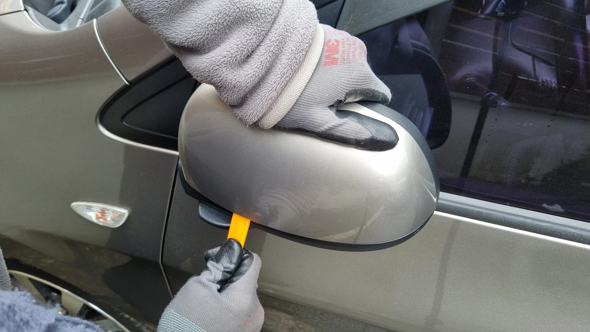 사이드미러 커버 분리하는 모습