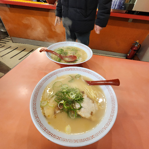 테이블 위에 라멘 2개가 올려져 있다.