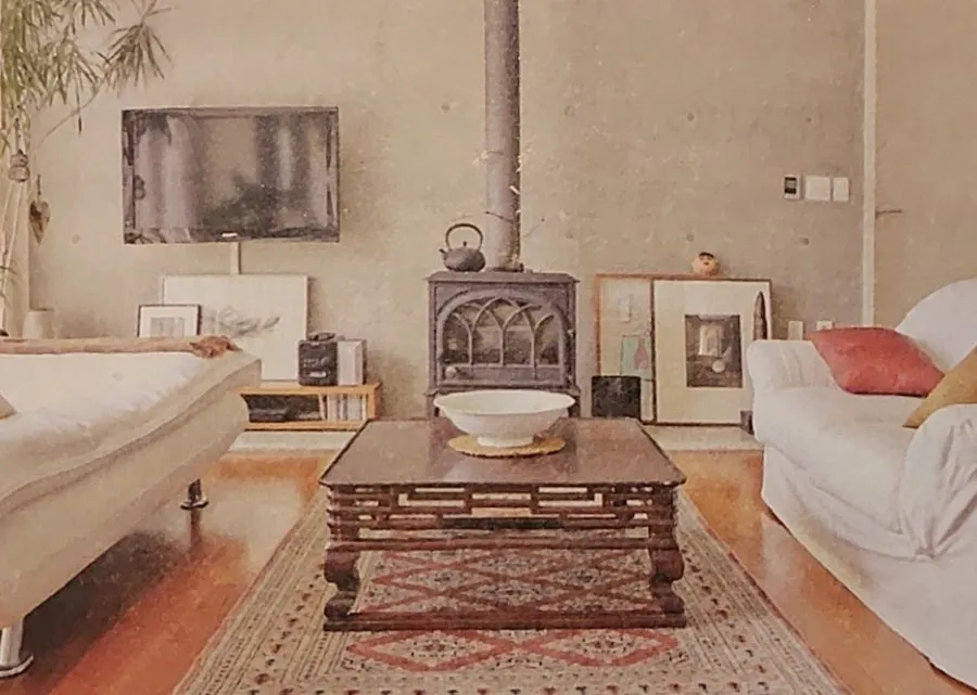 유럽풍거실-벽난로-흰색쇼파-스텐드티비-키큰화분-액자3개