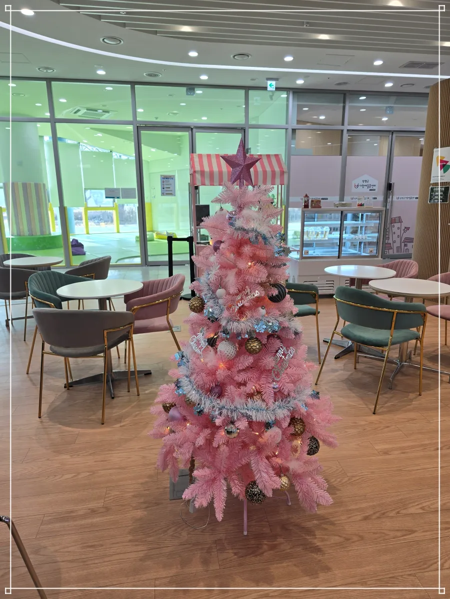 양평도서관-실내-1층로비-크리스마스트리