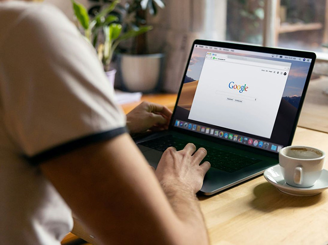 노트북으로 일하는 여자 사진