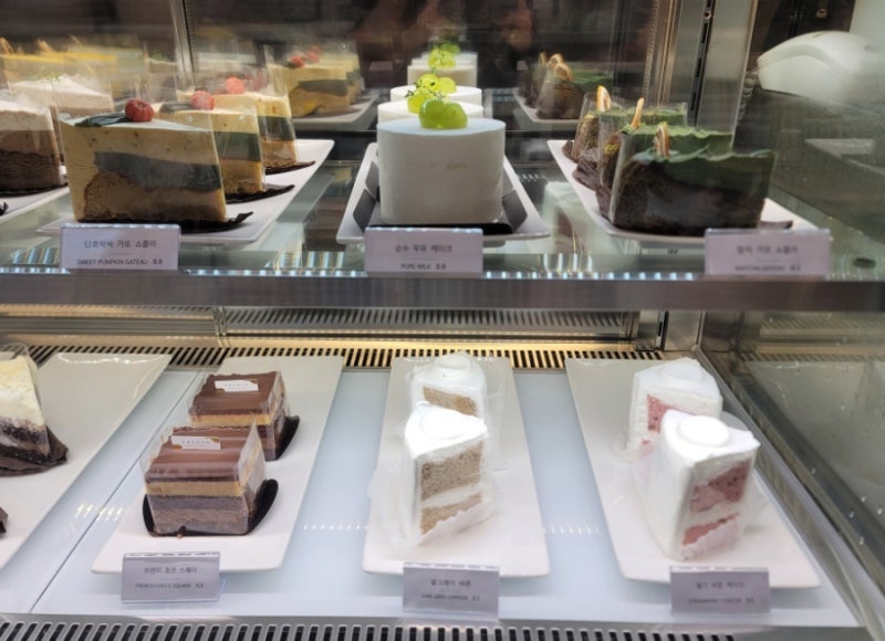 신논현역 카페 프레임 바이로찌 강남역 대형카페