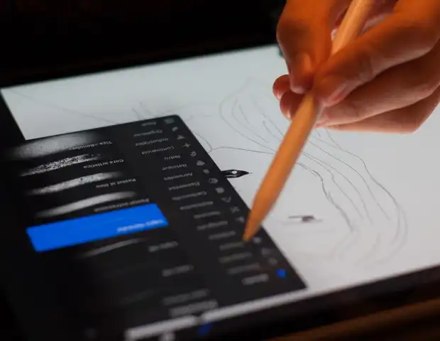 아이패드에 애플펜슬로 스케치를 하고 있는데, 그림에 어울리는 브러시를 선택하는 중이다