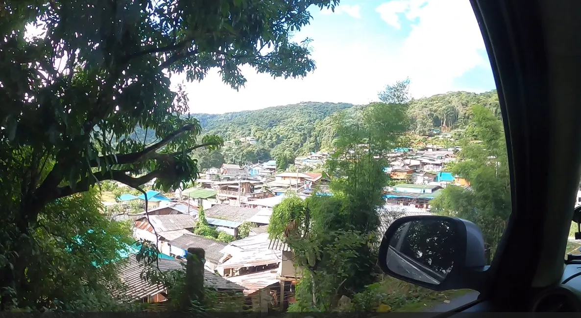 차량 창문 너머로 내려다본 산중 몽족 마을의 전경