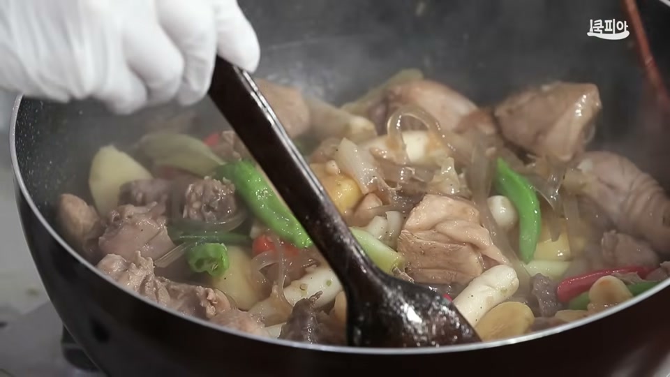 참기름과 통깨를 넣어 마무리하는 장면
