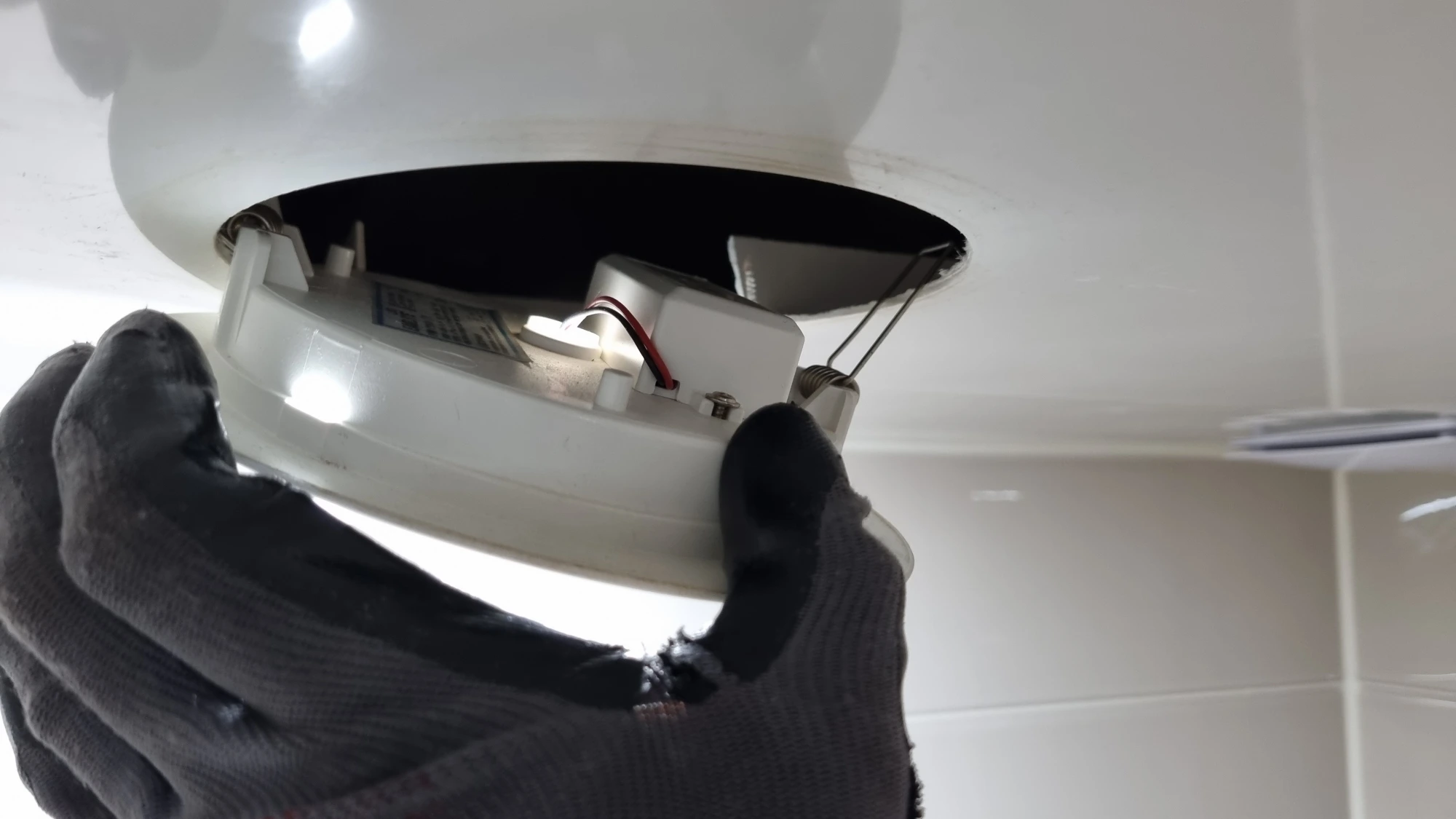 화장실 전등 빼는 모습