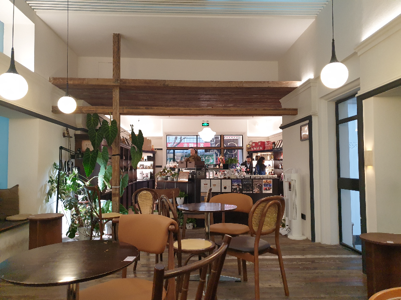 베이지 천정과 마루바닥 그리고 둥근 조명이 부드러운 느낌을 준다.