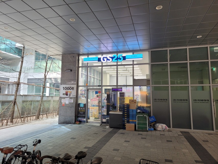 편의점 커피 할인 행사 및 매장 모습