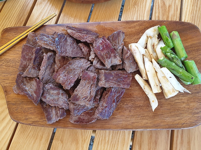 잘 구워진 소고기와 버섯