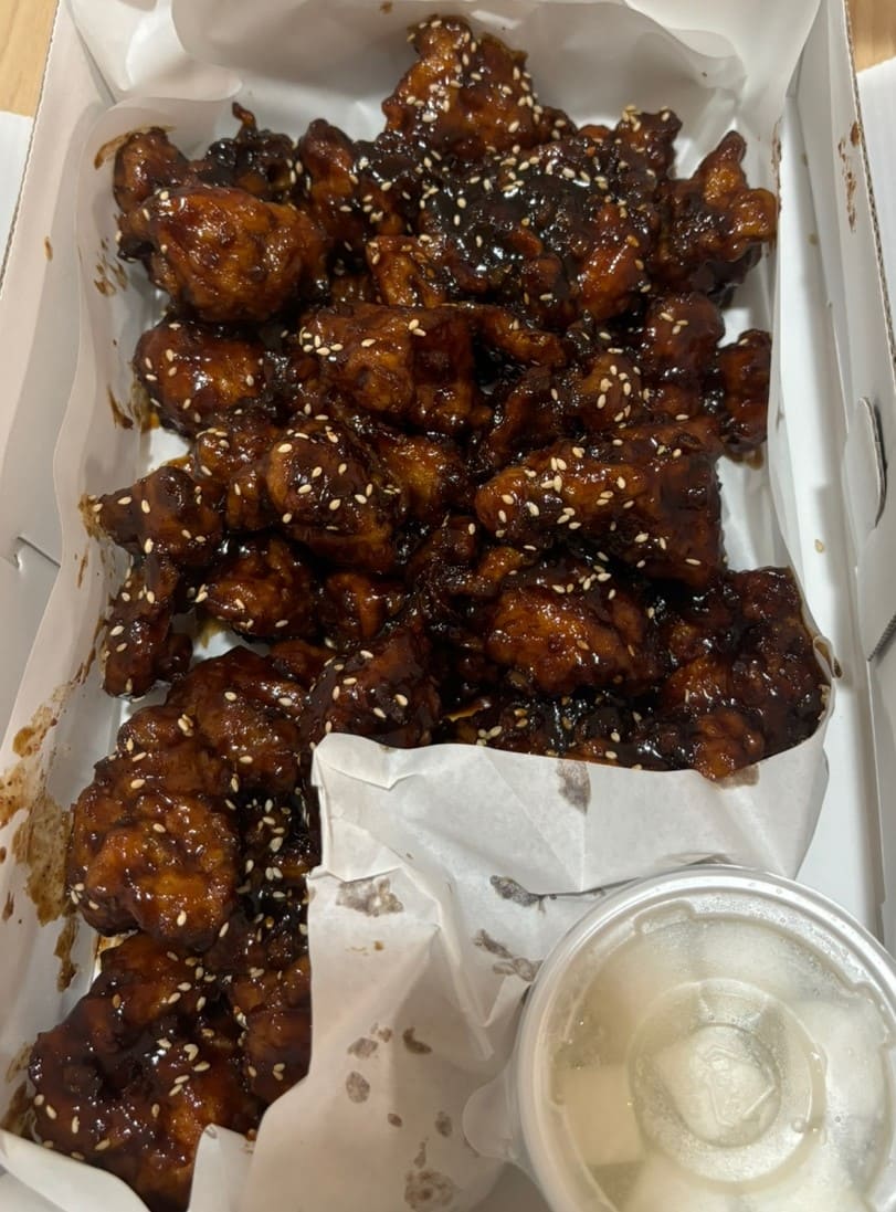 흑마늘 닭강정을 찍은 사진입니다.