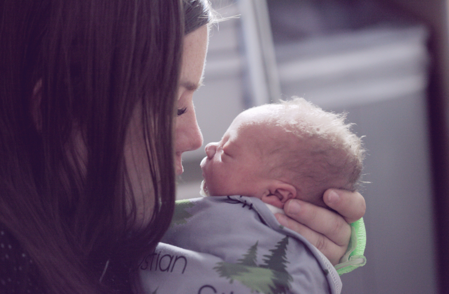 출산 후에 주의를 기울이는 모습