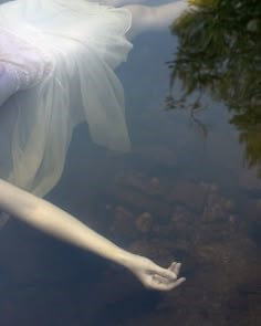 물속에서-팔을-늘어뜨리고-내려가는-소녀