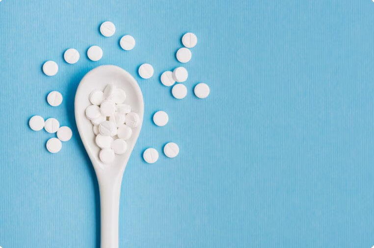 숟가락에 놓여있는 알약