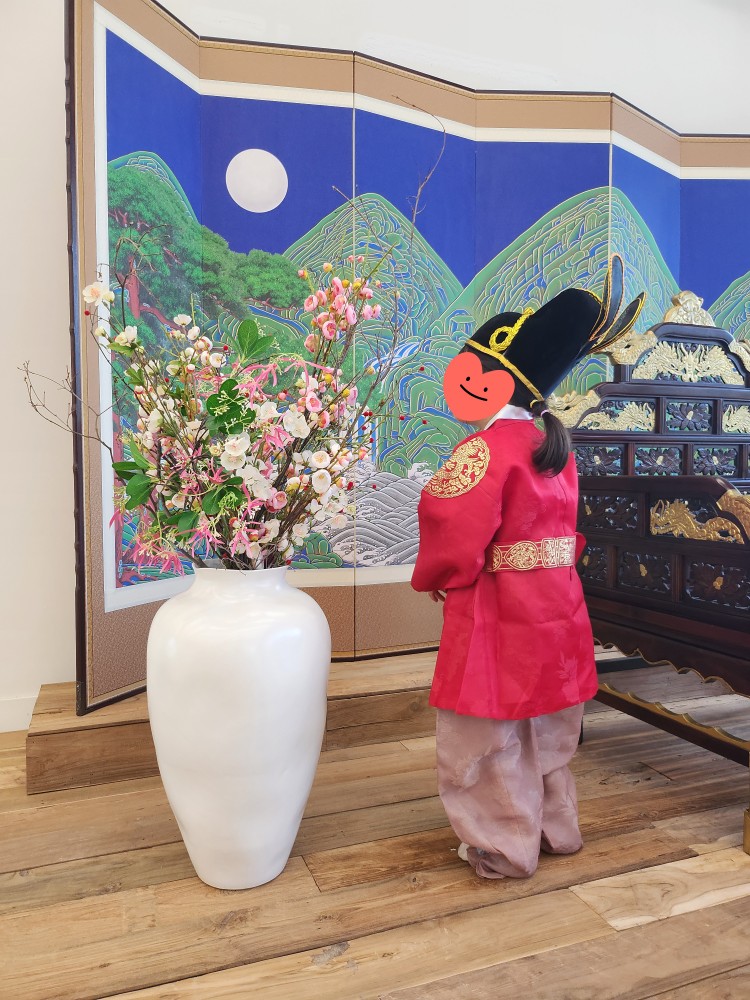 곤룡포를 입은 아이