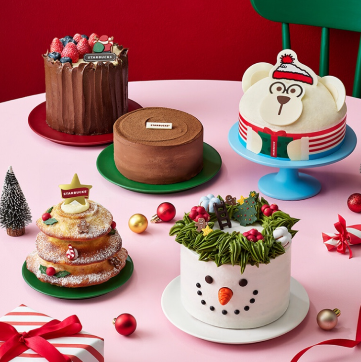 여러 종류의 케이크가 전시되어 있는 모습