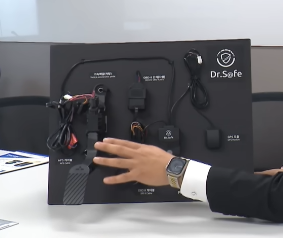 페달 오조작 방지장치