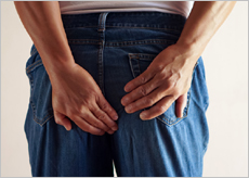 치질로 고통스러워 하는 사람들 이미지