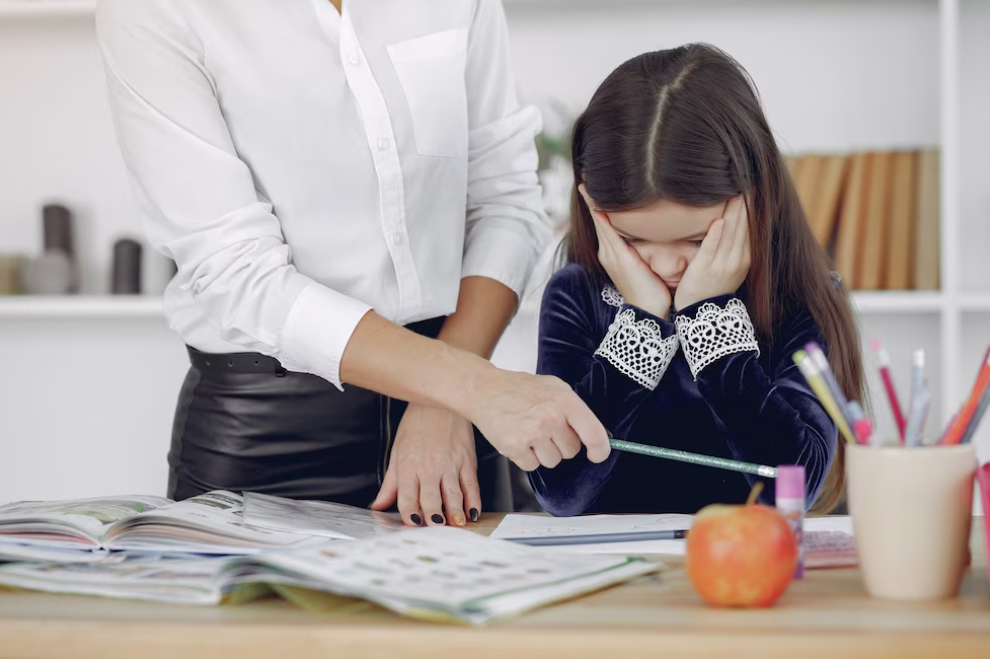 조기교육을 받는 여자 아이