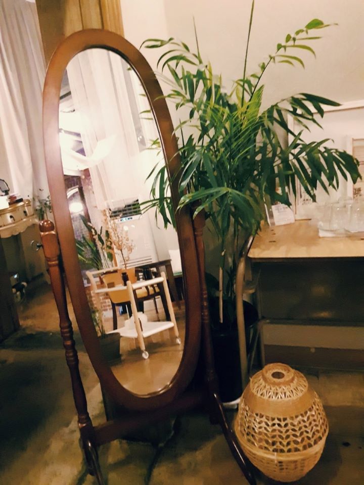 사람키만한-타원형-거울이있고-그옆에-커다란-나무화분이-있는사진