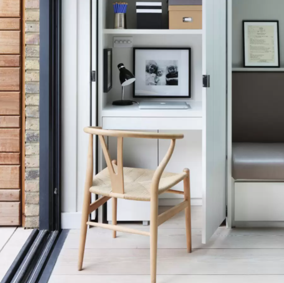 테라스 하우스의 주방 찬장에 숨겨진 공간 활용