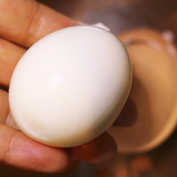 껍질 벗긴 삶은 달걀