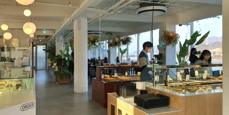 남양주-라온숨-카페-1층-베이커리
