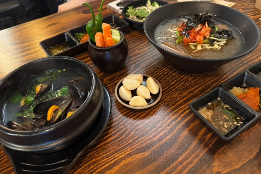 시원한 묵사발과 홍합탕까지 나오는 맛있는 비주얼