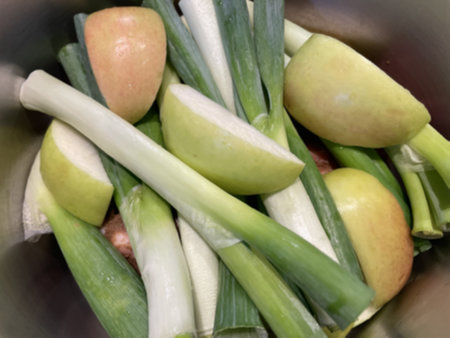 사과도 숭덩숭덩 잘라서 듬성듬성 올리기