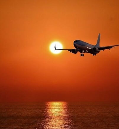 바닷가-석양에-날고있는-비행기